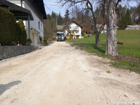 Izvajanje del za asfaltiranje cestišča - Podgorje